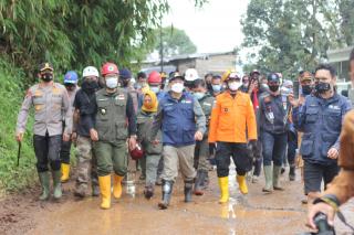 Kapolda Jabar dan Forkopimda Provinsi Jabar cek lokasi Longsor di Cimangggung Sumedang
